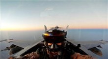 دیدن آسمان از قاب کاکپیت خلبان یک هواپیمای جنگنده