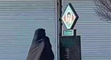 مادری که در سکوت، مقابل تابلوی فرزند شهیدش ایستاد