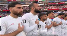 خواندن سرود توسط بازیکنان و حضور پرشور هواداران با پرچم ایران
