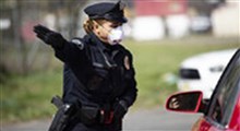 حمله وحشیانه به افسر پلیس زن توسط  یک بی‌خانمان در آمریکا