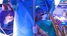 ساکسیفون نوازی یک بیمار هنگام جراحی مغز در ایتالیا