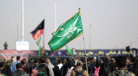 شعار حب الحسین یجمعنا در مرز مهران