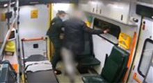 ویدیوی جنجالی از پرت کردن امدادگر از آمبولانس توسط بیمار پرخاشگر