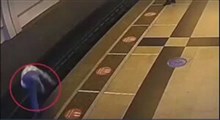 واکنش مسافران به سقوط مرد جوان بر روی ریل مترو!