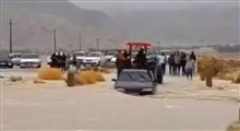 نجات راننده پژو در سیلاب فارس
