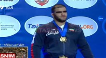 اهدای مدال طلا به میرزازاده و اهتزاز پرچم ایران