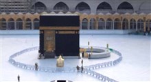 نماز مسلمانان در ماه رمضان در کنار کعبه با حفظ فاصله اجتماعی در دوران کرونا