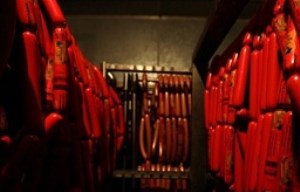 کارگاه تولید سوسیس و کالباس با گوشت «خوک» در بومهن کشف شد