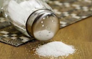 ایرانی‌ها 2 برابر بیشتر از استاندارد جهانی نمک مصرف می‌کنند/ باید و نبایدهای غذایی در درمان فشارخون چیست؟