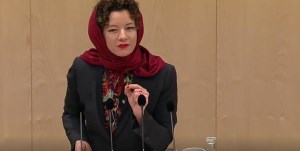 نماینده اتریشی در اعتراض به قانون منع حجاب در این کشور، حجاب سر کرد