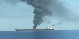 حادثه آتش‌سوزی دو نفتکش غول‌پیکر خارجی عبوری در دریای عمان/۴۴ نفر دریانورد نجات یافتند
