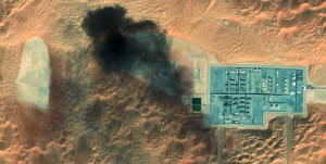 تصویر ناسا از تاسیسات نفتی عربستان/ نفت سعودی‌ هم‌چنان می‌سوزد