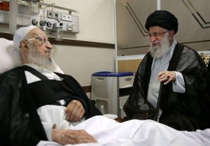 عیادت رهبر معظم انقلاب از آیت‌الله مکارم شیرازی در یکی از بیمارستان های تهران