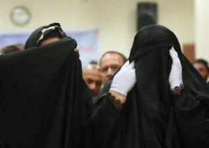 چادر دیگر پوشش زندانیان زن نیست