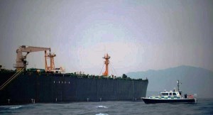 کشتی خارجی حامل ۷۰۰ هزار لیتر سوخت قاچاق توسط سپاه توقیف شد + فیلم