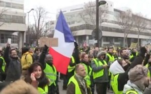 هفتمین هفته اعتراض جلیقه زردها؛ اعتراض‌ها در سال جدید ادامه خواهد یافت/تجمع معترضین جلوی ساختمان یک کانال تلوزیونی فرانسوی