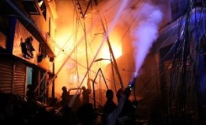 آتش‌سوزی مهیب در پایتخت بنگلادش/ ۱۲۰ نفر کشته و زخمی شدند