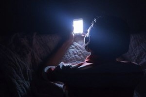 نابینایی مرد چینی به دلیل بازی با موبایل در شب!