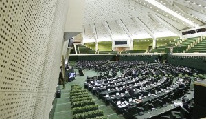 نشست غیرعلنی مجلس برای بررسی افزایش قیمت بنزین/ حضور دبیر شورای امنیت ملی در پارلمان
