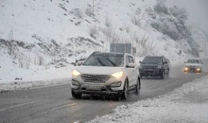 جاده‌های مازندران برفی و مه‌آلود گزارش شده است