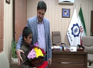 رفتار توهین‌آمیز پیمانکار شهرداری کرمان با کودکان گل‌فروش/ کارمند هتاک اخراج شد