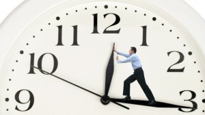 جزییات تغییر ساعت کاری ادارات/ساعت اداری یک ساعت زودتر آغاز شده و یک ساعت زودتر به پایان می‌رسد