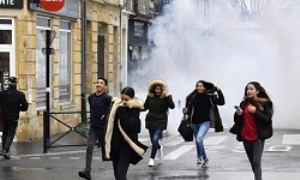 رفتار عجیب پلیس فرانسه با دانش‌آموزان معترض که فرانسوی‌ها را شوکه کرد