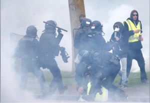 اعتراضات جلیقه‌زردها به ساختمان پارلمان اتحادیه اروپا هم کشیده شد