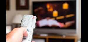 زنان بیشتر تلویزیون می‌بینند یا مردان؟ تمایل مردم به کدام رسانه بیشتر اشت؟