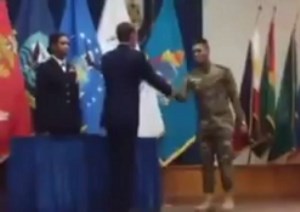 بی‌اعتنایی سرباز عراقی به فرمانده آمریکایی در هنگام دریافت لوح تقدیر + فیلم
