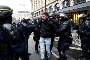 پلیس فرانسه با گاز اشک‌آور و ماشین‌های آب‌پاش به سرکوب معترضین پرداخت/بازداشت بیش از 1000 نفر