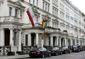 تعدادی از معترضان راه ورودی سفارت ایران در لندن را مسدود کردند
