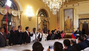 مادورو خواستار استعفای همه اعضای کابینه‌اش شد