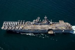 تعقیب ناو جنگی آمریکا توسط قایق تندروی ایران در خلیج فارس/فیلم