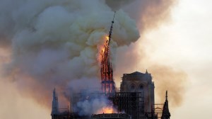 کلیسا نوتردام از جنگ و انقلاب جان سالم به در برد، سپس آتش گرفت+ عکس