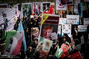 طنین شعار «مرگ بر آمریکا» در ایران / دلارهای آمریکایی زیر پای مردم