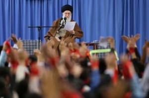 رهبر انقلاب در دیدار دانش‌آموزان و دانشجویان: آمریکا در چالش ۴۰ ساله با ایران همواره مغلوب بوده است