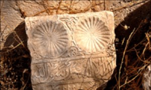 سنگهای تاریخی دربقعه شیخ امین الدین رها شده اند | خبری از موزه سنگ نیست