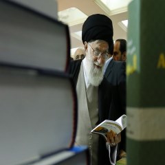 عکس رهبر معظم انقلاب اسلامی در نمایشگاه کتاب