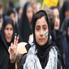 نوجوان انقلابی در راهپیمایی 22 بهمن