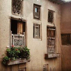 نمایی از پنجره های سنتی خانه های ماسوله