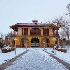 نمایی کاخ چهل‌ستون قزوین در زمستان