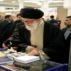 عکس رهبر معظم انقلاب در نمایشگاه کتاب تهران