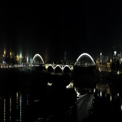 یک سراسرنما از پل‌سفید و رود کارون در شب