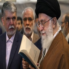 تصویر مقام معظم رهبری در بازدید از نمایشگاه کتاب تهران