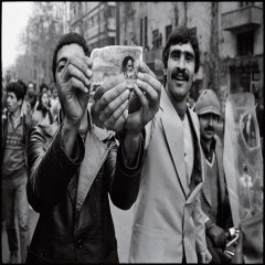 شادی مردم ایران از سقوط رژیم پهلوی