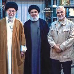 شهید حاج قاسم سلیمانی و دبیرکل حزب‌الله لبنان در کنار رهبر انقلاب اسلامی