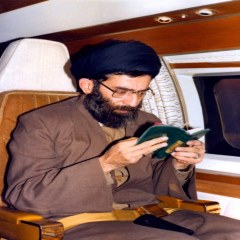 عکس مقام معظم رهبری در حال خواندن قرآن