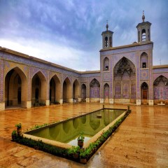 نمایی از حیاط و حوض سنگی مسجد نصیرالملک