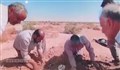 لحظه پیداشدن پیکر یک دانش‌آموز شهید